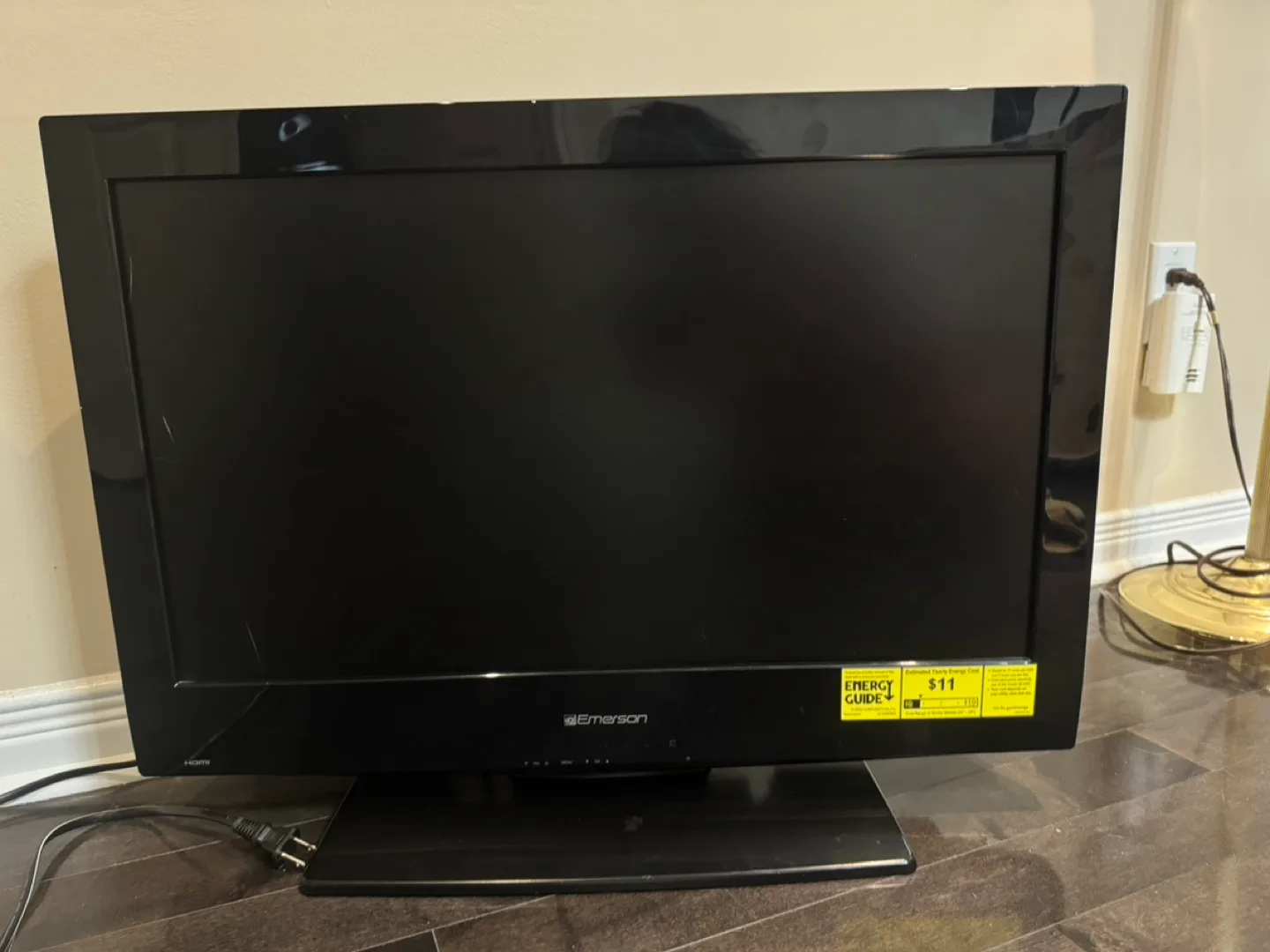 Emerson 32’ LCD TV image indicator(2)