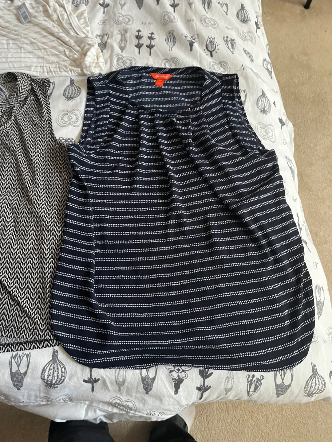 Bundle of 7 Women's Sleeveless Tops image indicator(5)