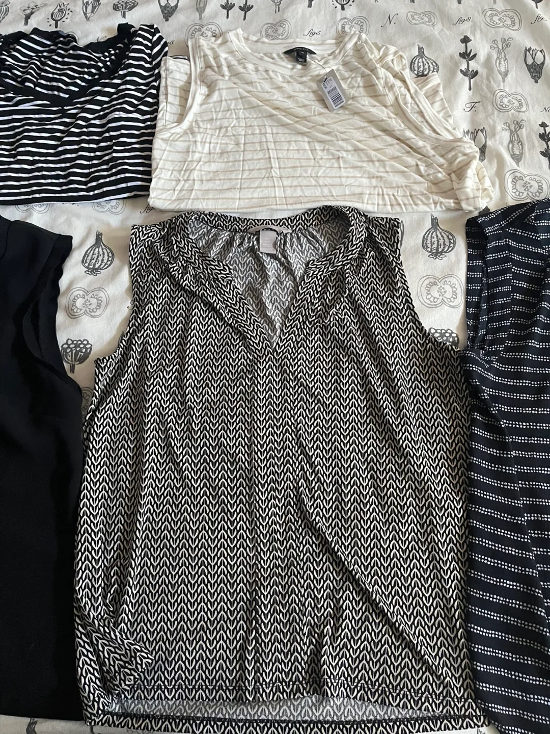 Bundle of 7 Women's Sleeveless Tops image indicator(2)