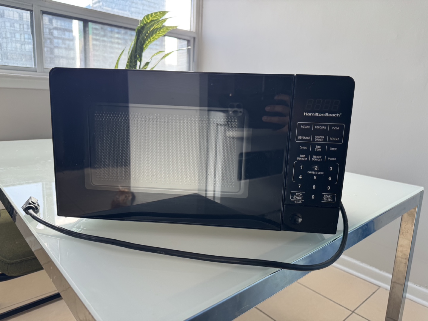 Microwave - brand: Hamilton Beach Black 0.7 cu ft. - photo 3
