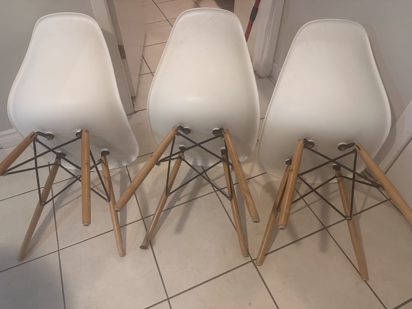 Set of Three White Plastic Dining Chairs with Wooden Legs - photo 4