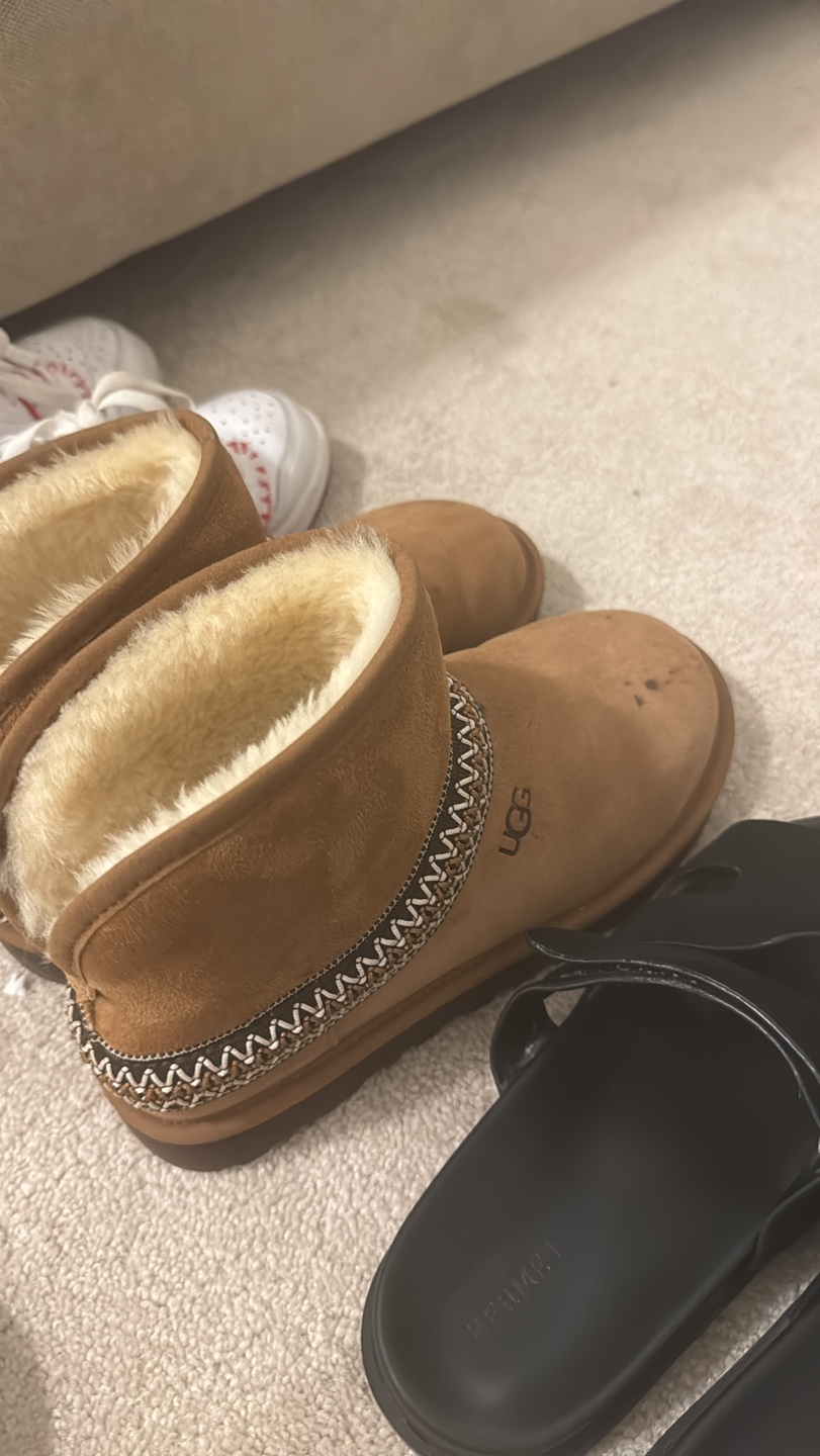 UGG Mini cresent Boots