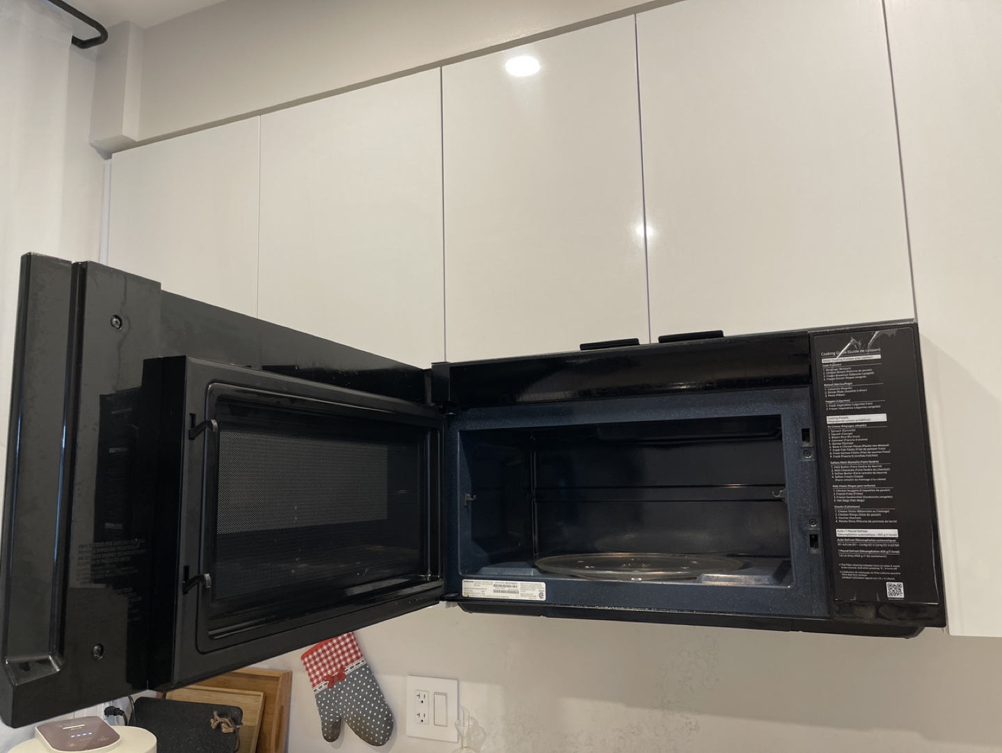 Samsung 30-inch Over-the-Range Microwave with Ventilation System - photo 3