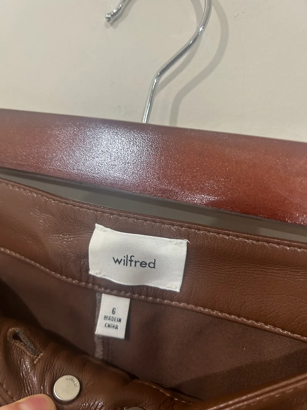 Aritzia Wilfred new nord pant moto vegan leather size 6 image indicator(4)