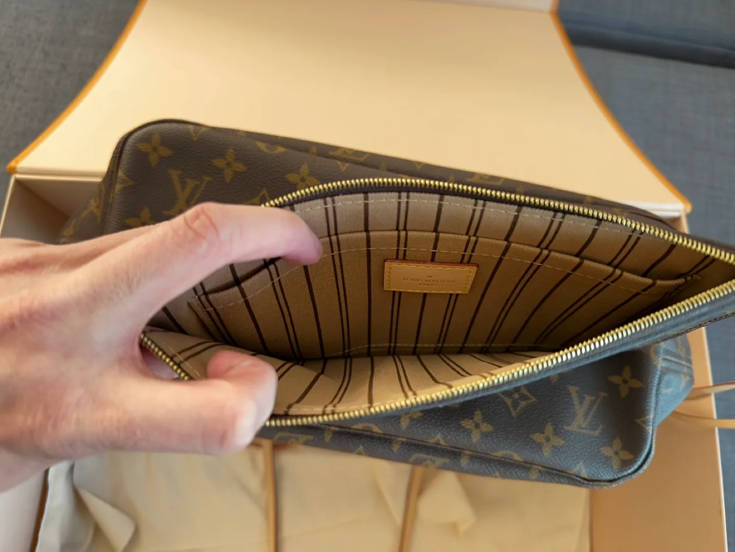 New Louis Vuitton Neverfull MM Tote Bag with Pochette image indicator(4)