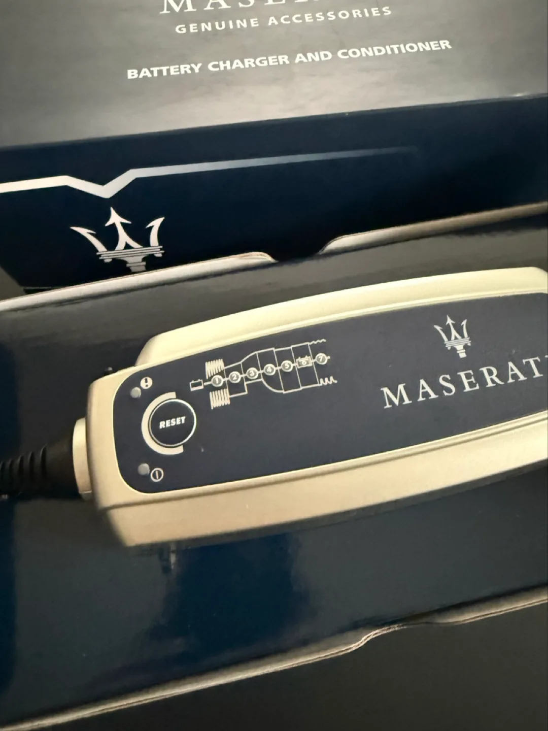 Maserati Genuine Battery Charger and Conditioner image indicator(2)