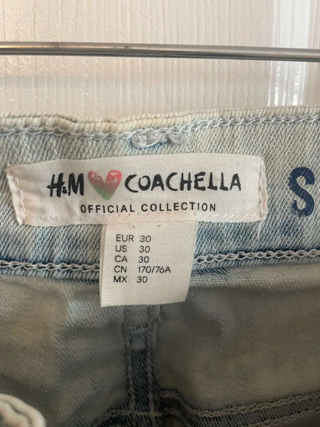 H&M Coachella Official Collection Skinny Jeans Shorts Size 30 image indicator(4)
