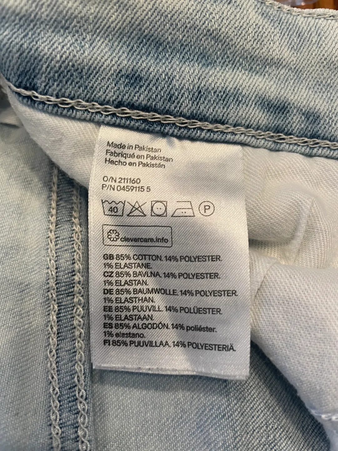 H&M Coachella Official Collection Skinny Jeans Shorts Size 30 image indicator(5)