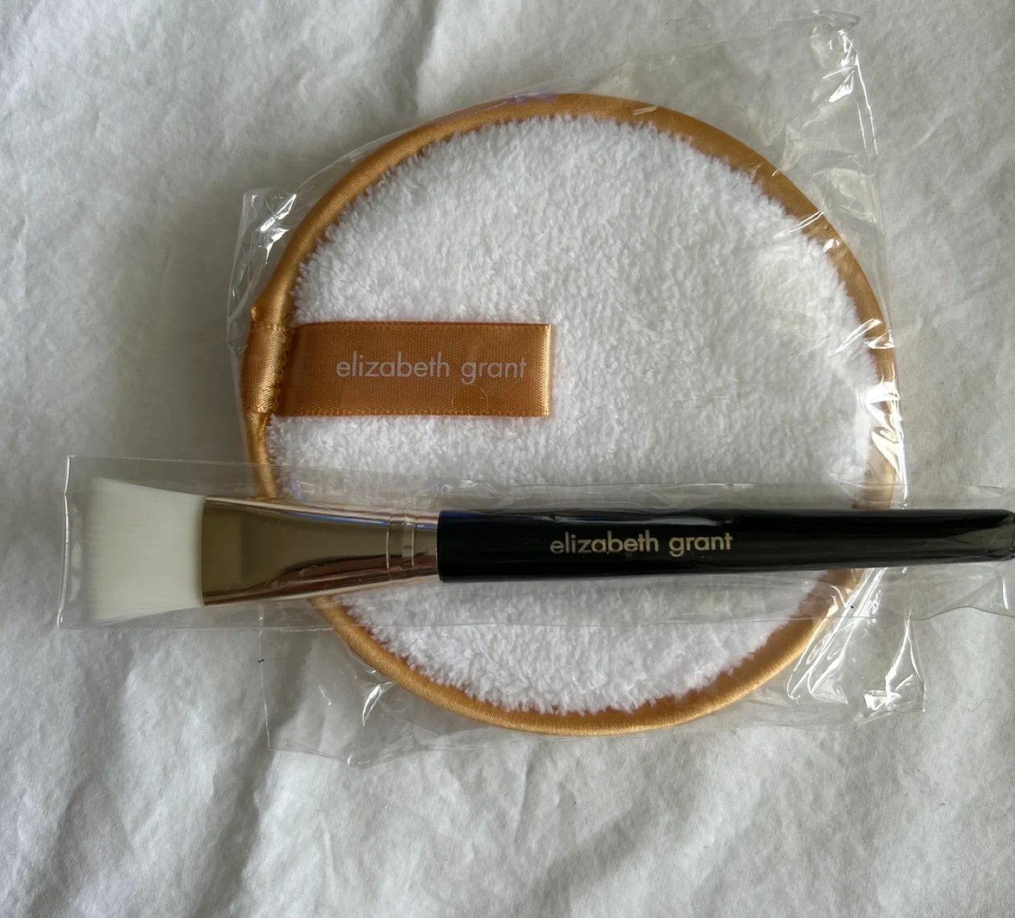 Elizabeth Grant Makeup Brush and Cleansing Pad Set image indicator(3)