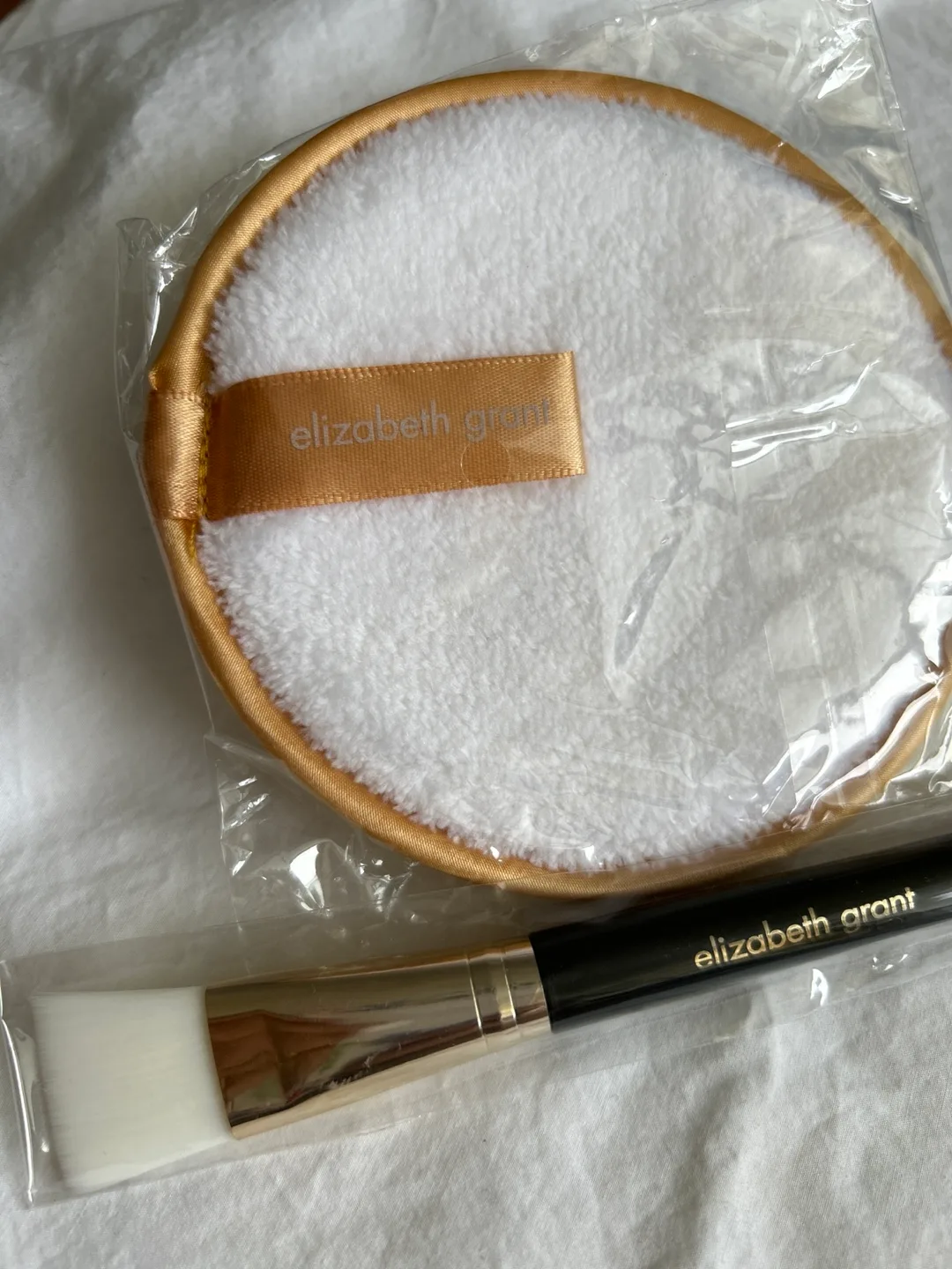 Elizabeth Grant Makeup Brush and Cleansing Pad Set image indicator(2)