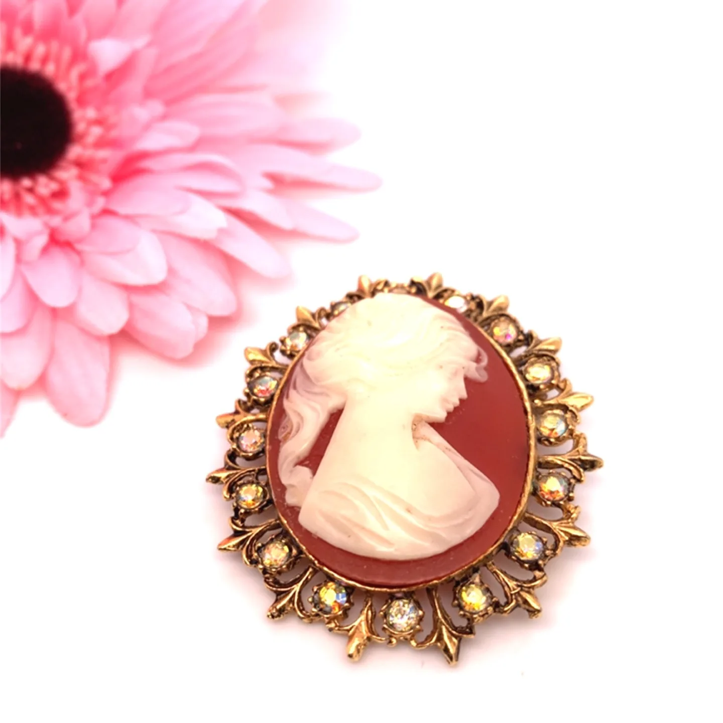 Vintage Cameo Brooch/Pendant with Rhinestones image indicator(9)