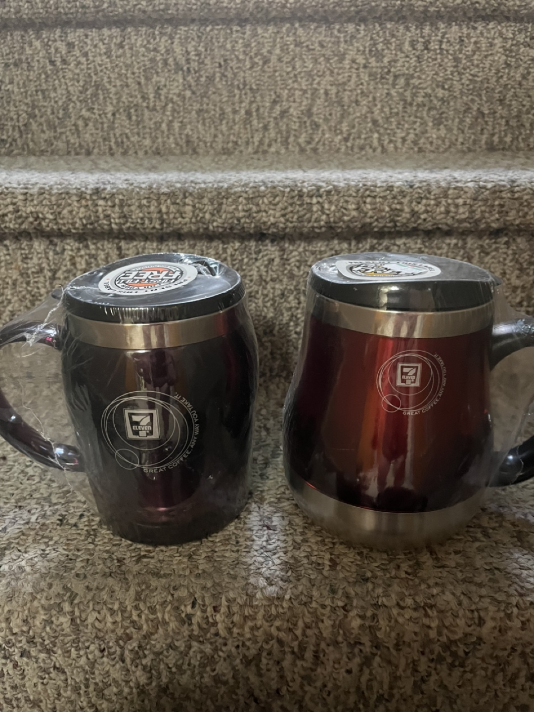 Set of four 7/11 travel mugs - photo 3