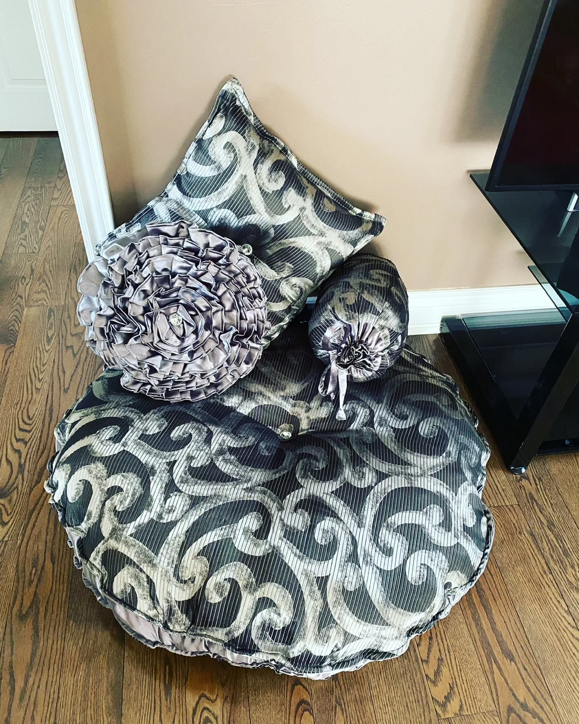 Elegant Floor Cushion Set with Pillows image indicator(3)