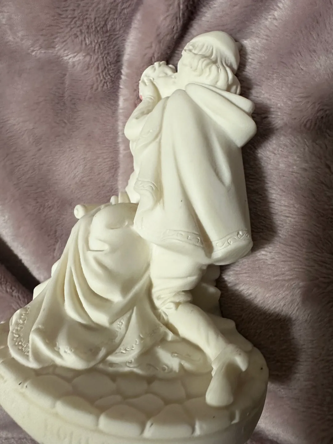 Romeo and Juliet Figurine image indicator(2)