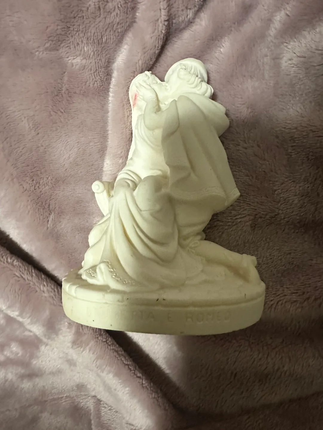Romeo and Juliet Figurine image indicator(4)