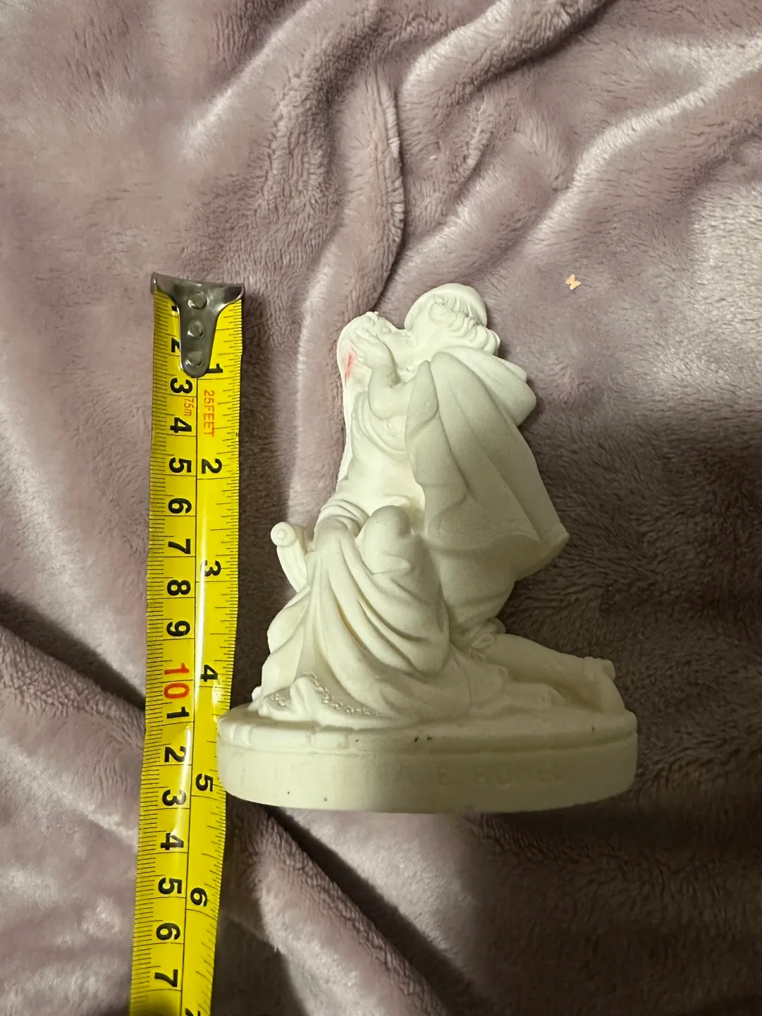 Romeo and Juliet Figurine image indicator(3)