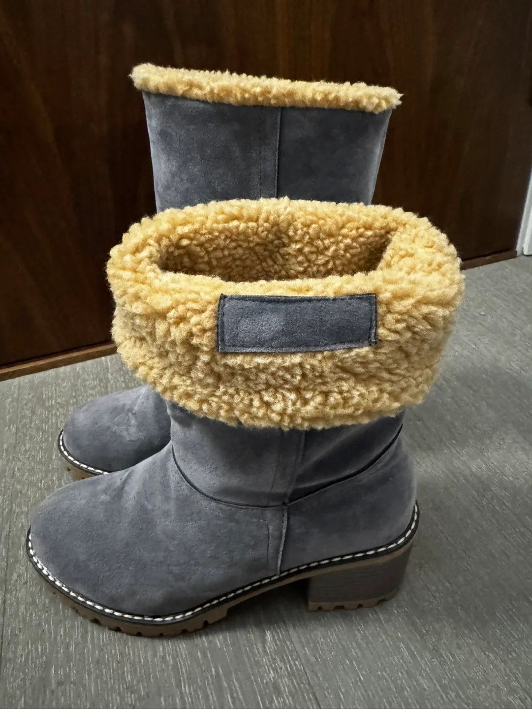 Women's Grey Suede Winter Boots Size 6 image indicator(2)