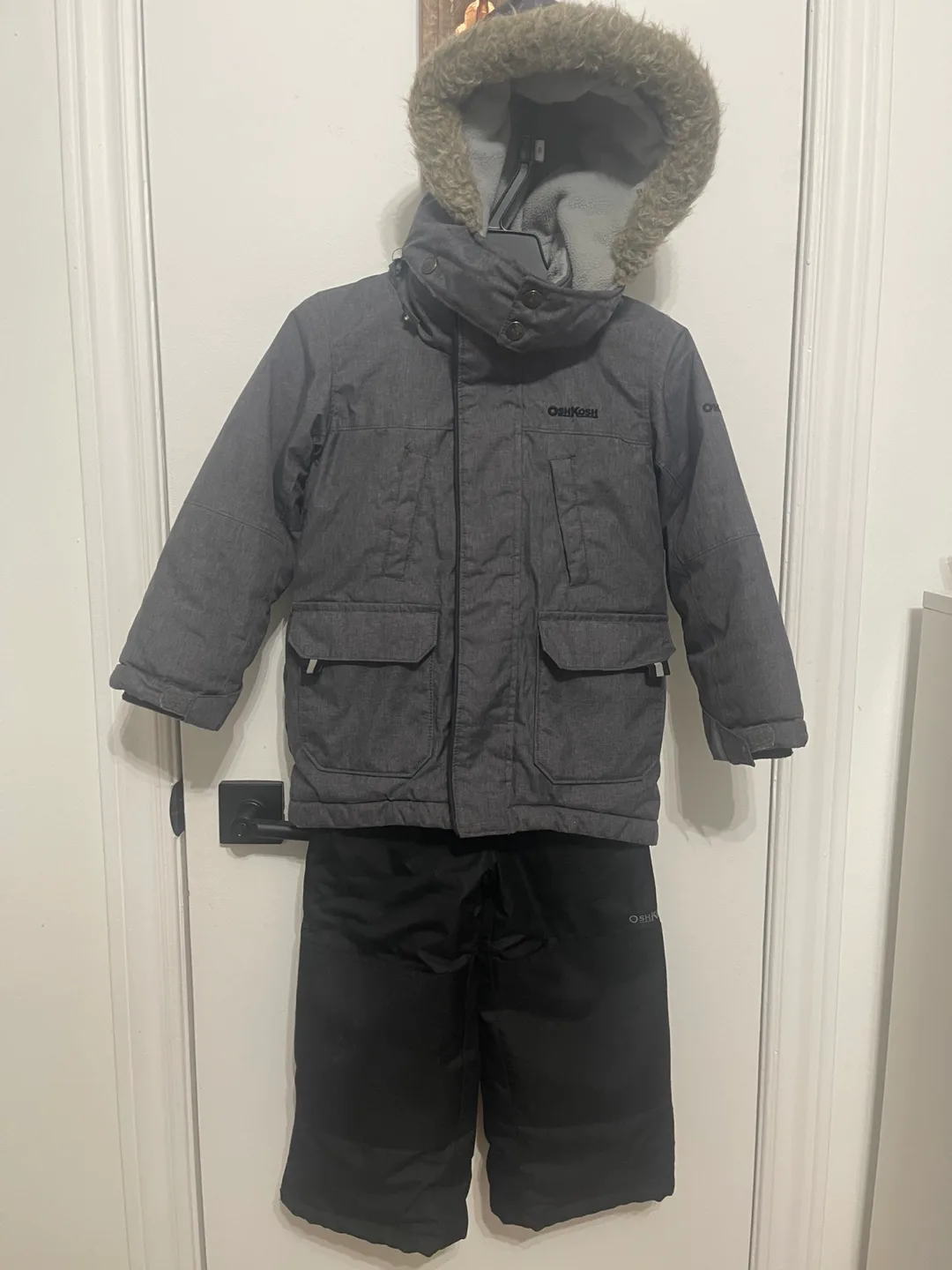 Size 4T Oshkosh snowsuit (Longer style jacket ) like new image indicator(2)