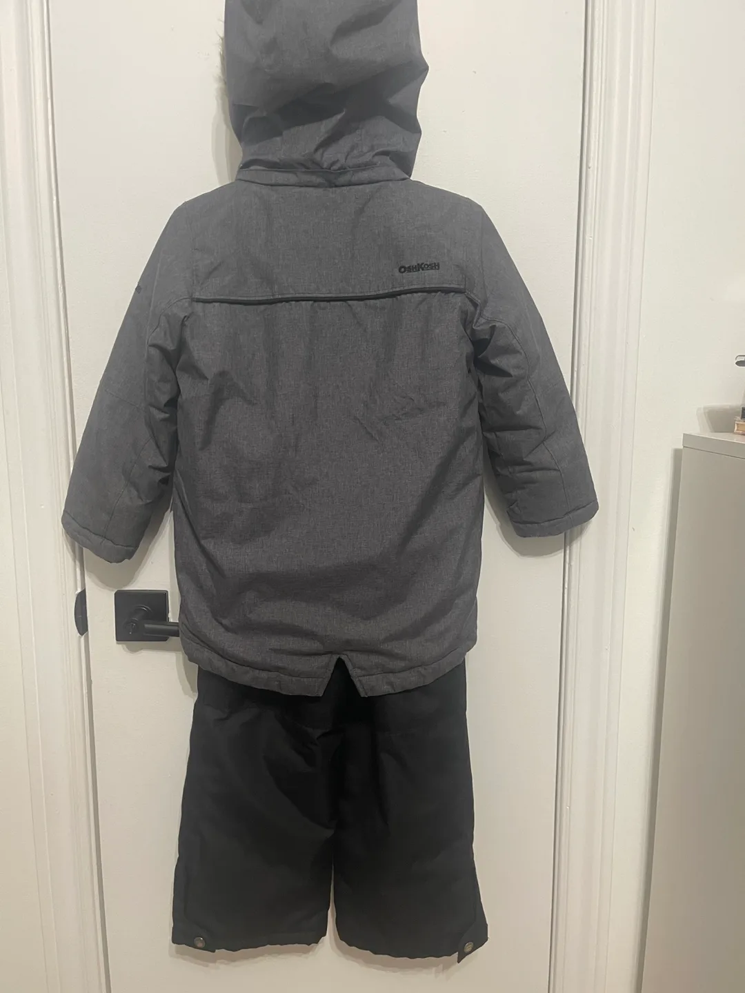 Size 4T Oshkosh snowsuit (Longer style jacket ) like new image indicator(4)