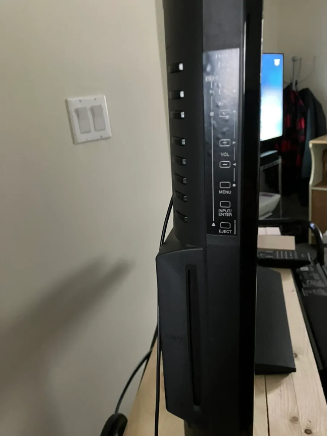 Sanyo 32-inch LCD TV also plays  DVDs image indicator(3)