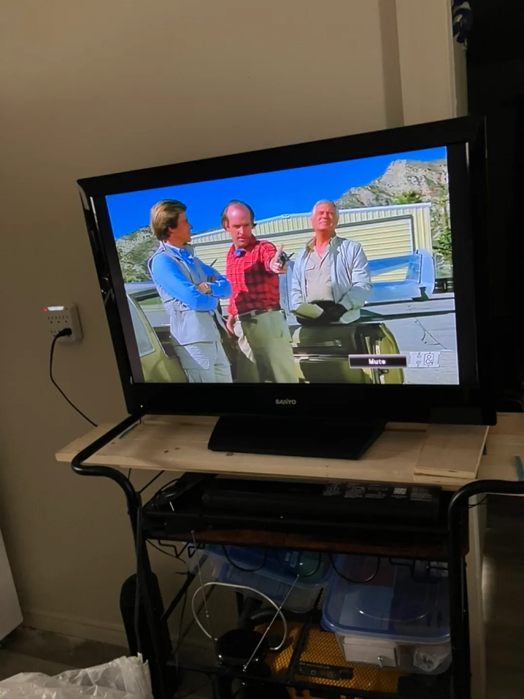 Sanyo 32-inch LCD TV also plays  DVDs image indicator(4)