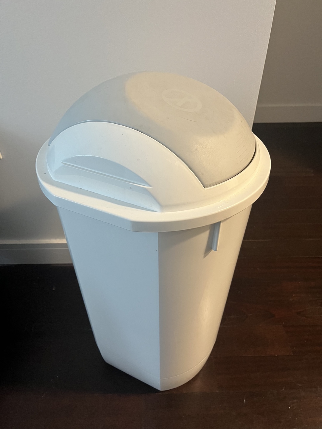 #freecycle White Plastic Trash Can with Lid