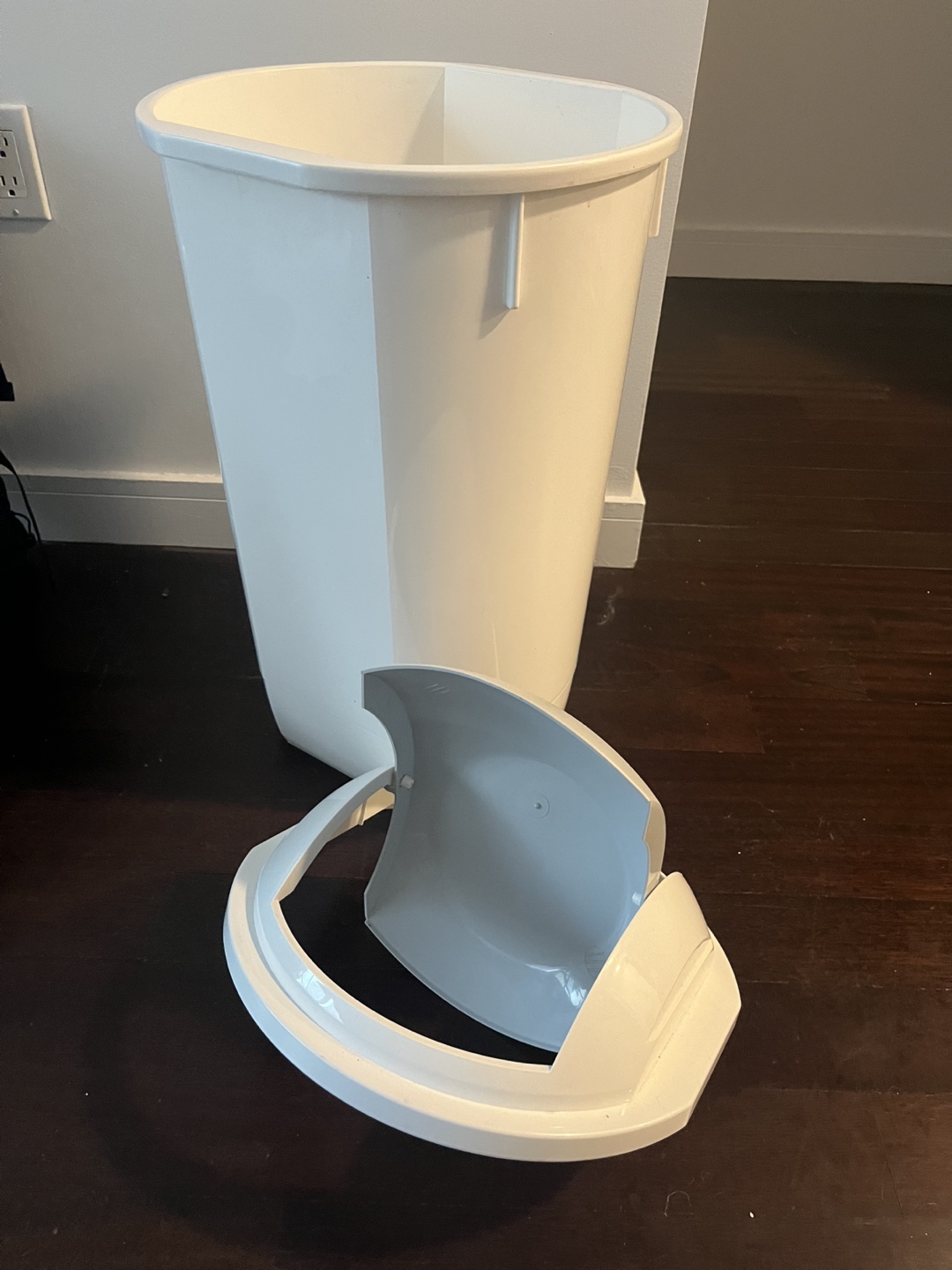 #freecycle White Plastic Trash Can with Lid - photo 2