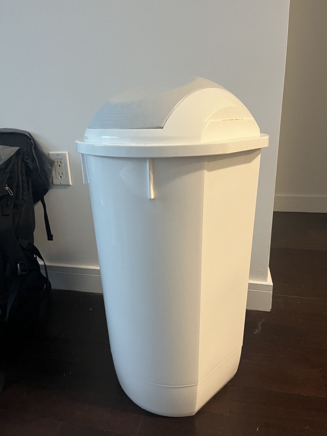 #freecycle White Plastic Trash Can with Lid - photo 3