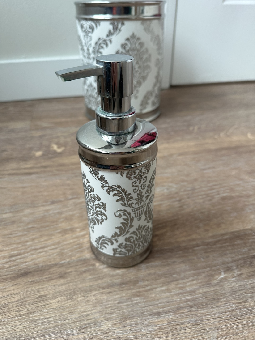 Elegant Bathroom Accessory Set - Soap Dispenser and Waste Bin - photo 2