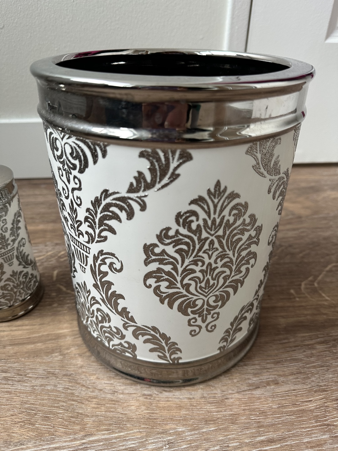 Elegant Bathroom Accessory Set - Soap Dispenser and Waste Bin - photo 3