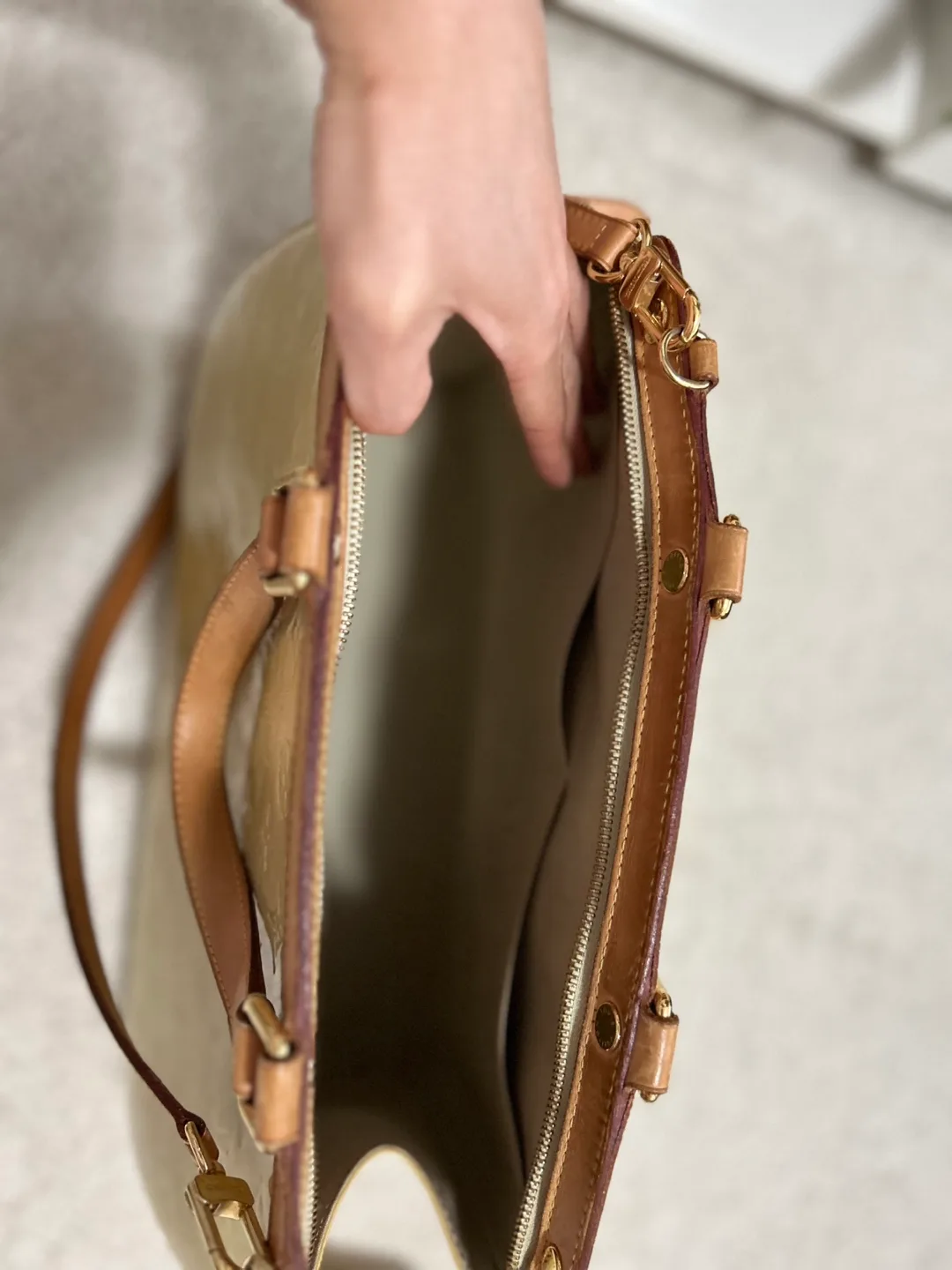 Authentic Louis Vuitton Monogram Vernis Handbag image indicator(6)