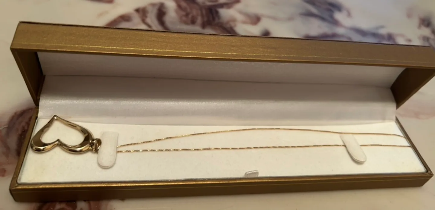 10KT Gold Heart Pendant Necklace image indicator(5)