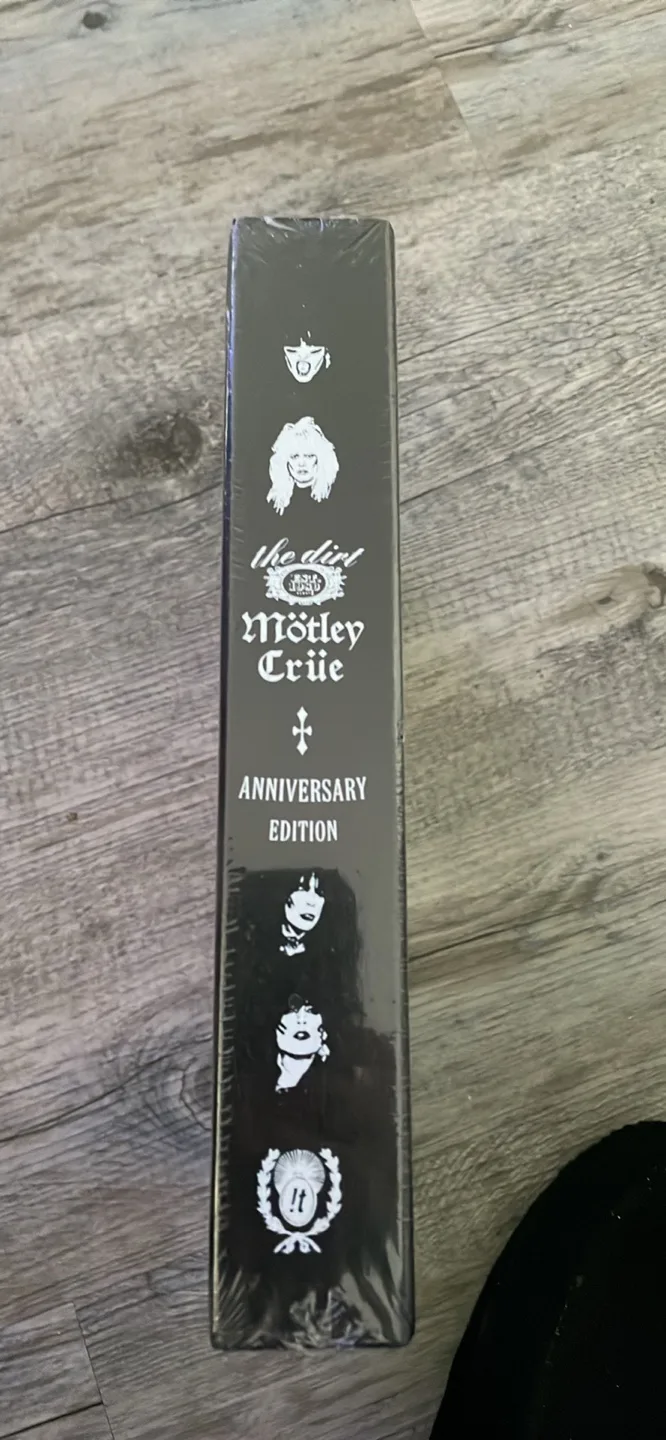 Mötley Crüe The Dirt Anniversary Edition Book image indicator(2)