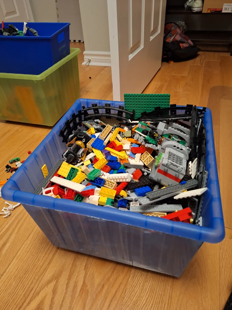 1/1 ft box filled with Lego image indicator(3)