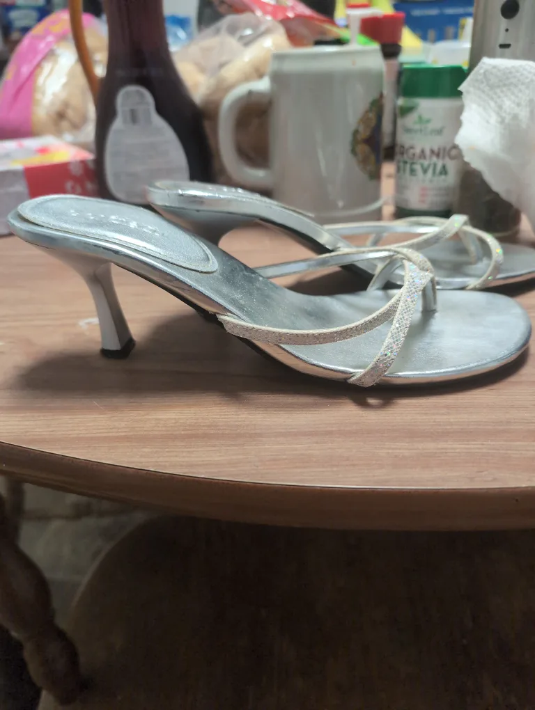 Le Chateau Silver Glitter Sandals image indicator(2)