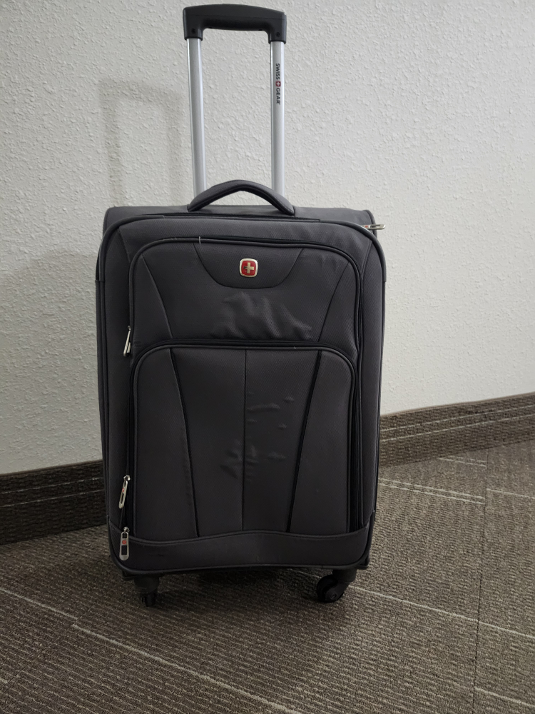 SwissGear 24" Expandable lightweight suitcase