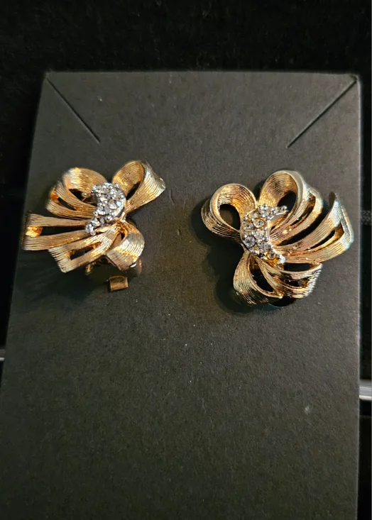 Vintage 1960's Ribbon w/Crescent Moon Center Clip-On Earrings image indicator(3)