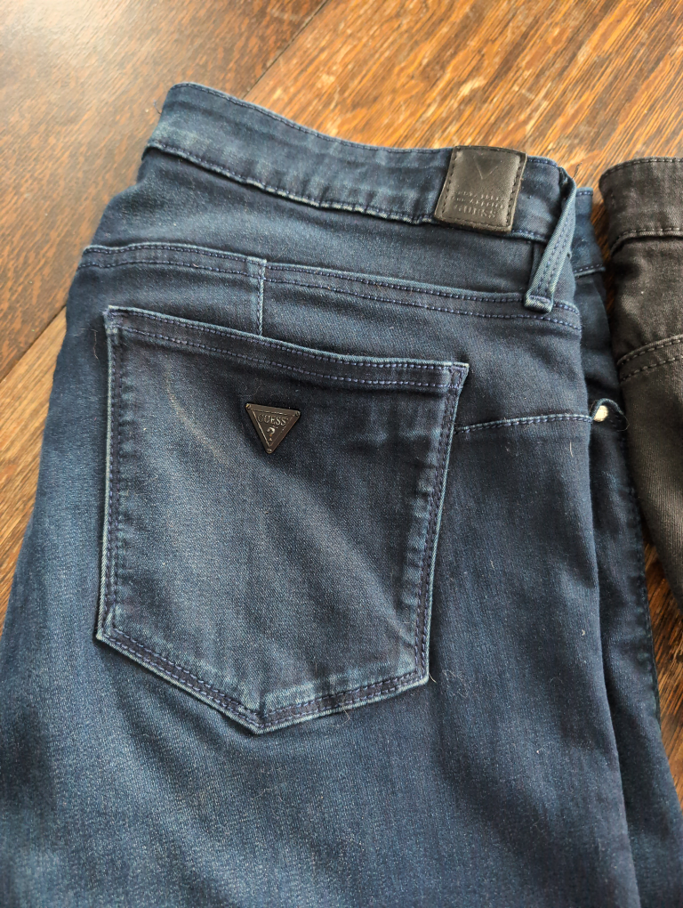 GUESS JEANS SIZE 32 CURVY