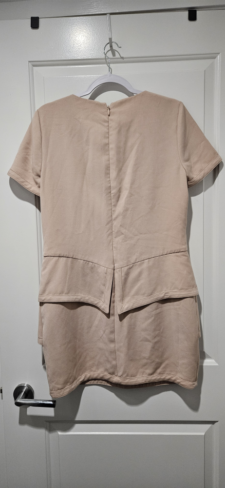 Negotiable!! BCBG Size 12 Layered Short Beige Dress - photo 3