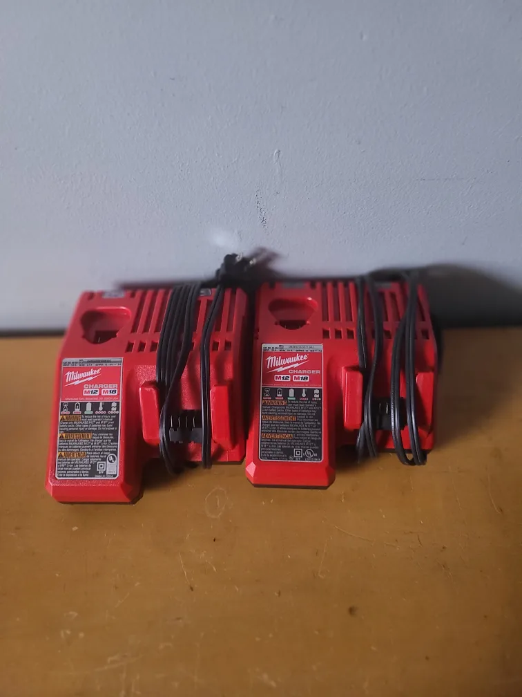 Milwaukee 48-59-1812 M12 M18 Multi-Volt Charger Battery Power image indicator(2)