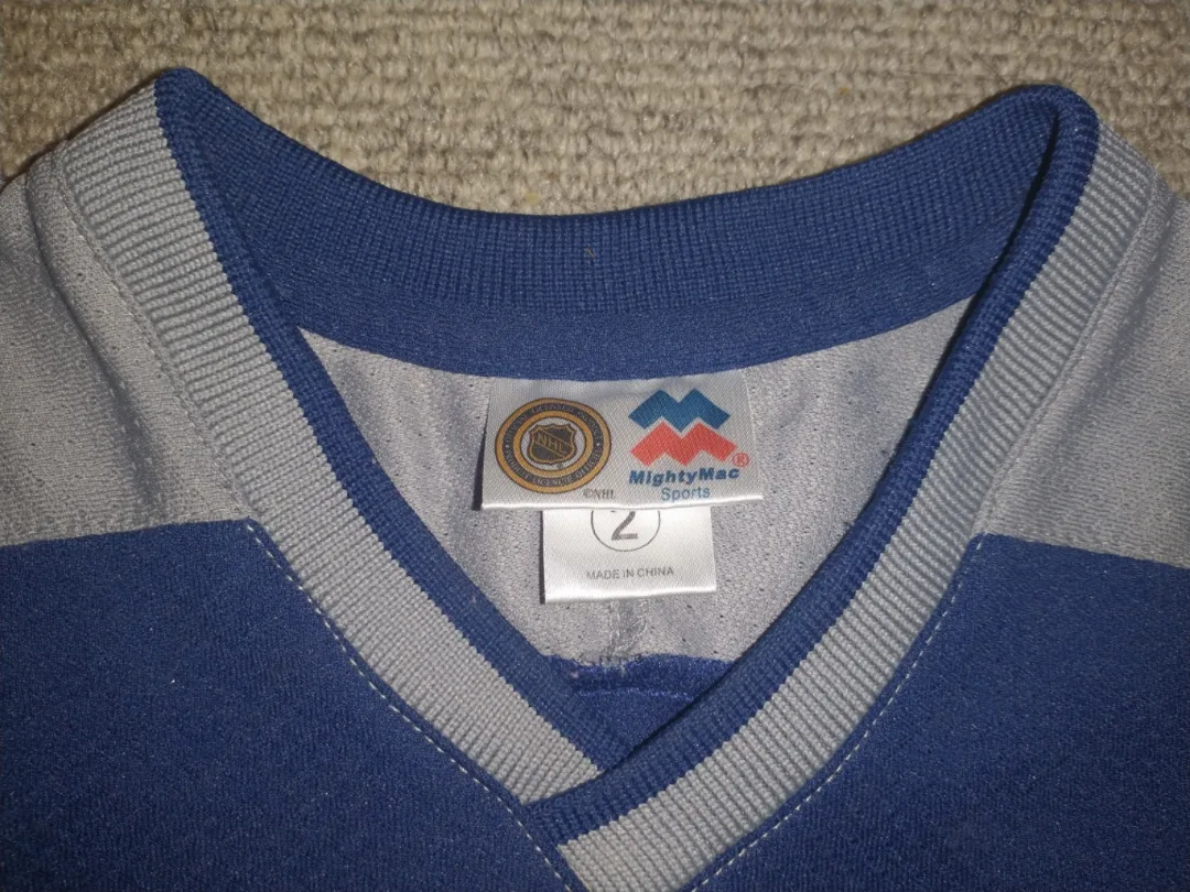 Vancouver Canucks Youth Hockey Jersey - Size 2 image indicator(3)