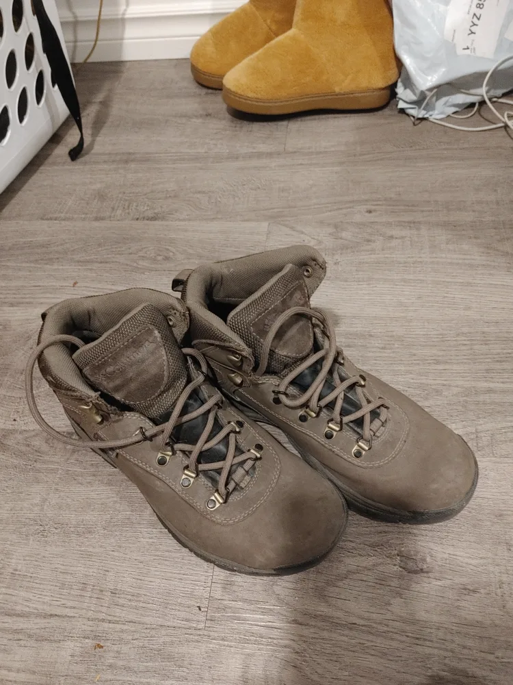 Womans Columbia Hiking Boots size 8 brown image indicator(4)