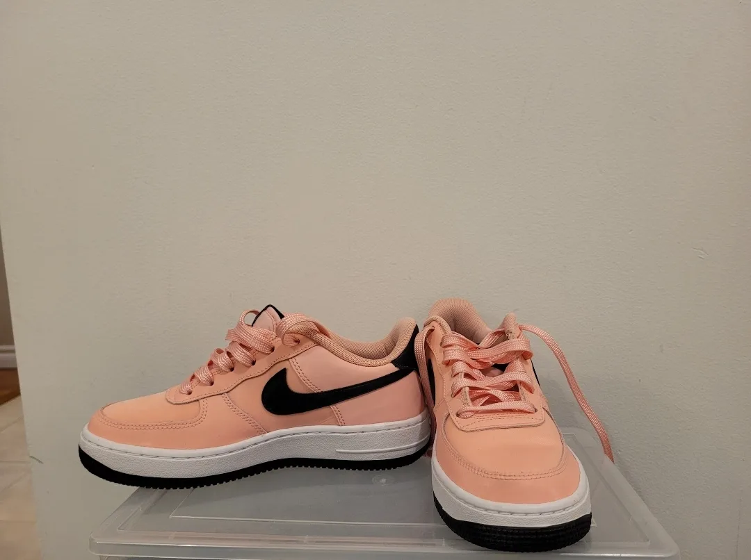 Two pairs of Nike Air Force 1 image indicator(9)