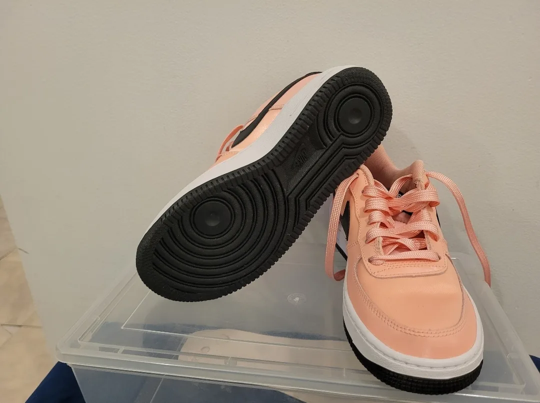 Two pairs of Nike Air Force 1 image indicator(10)