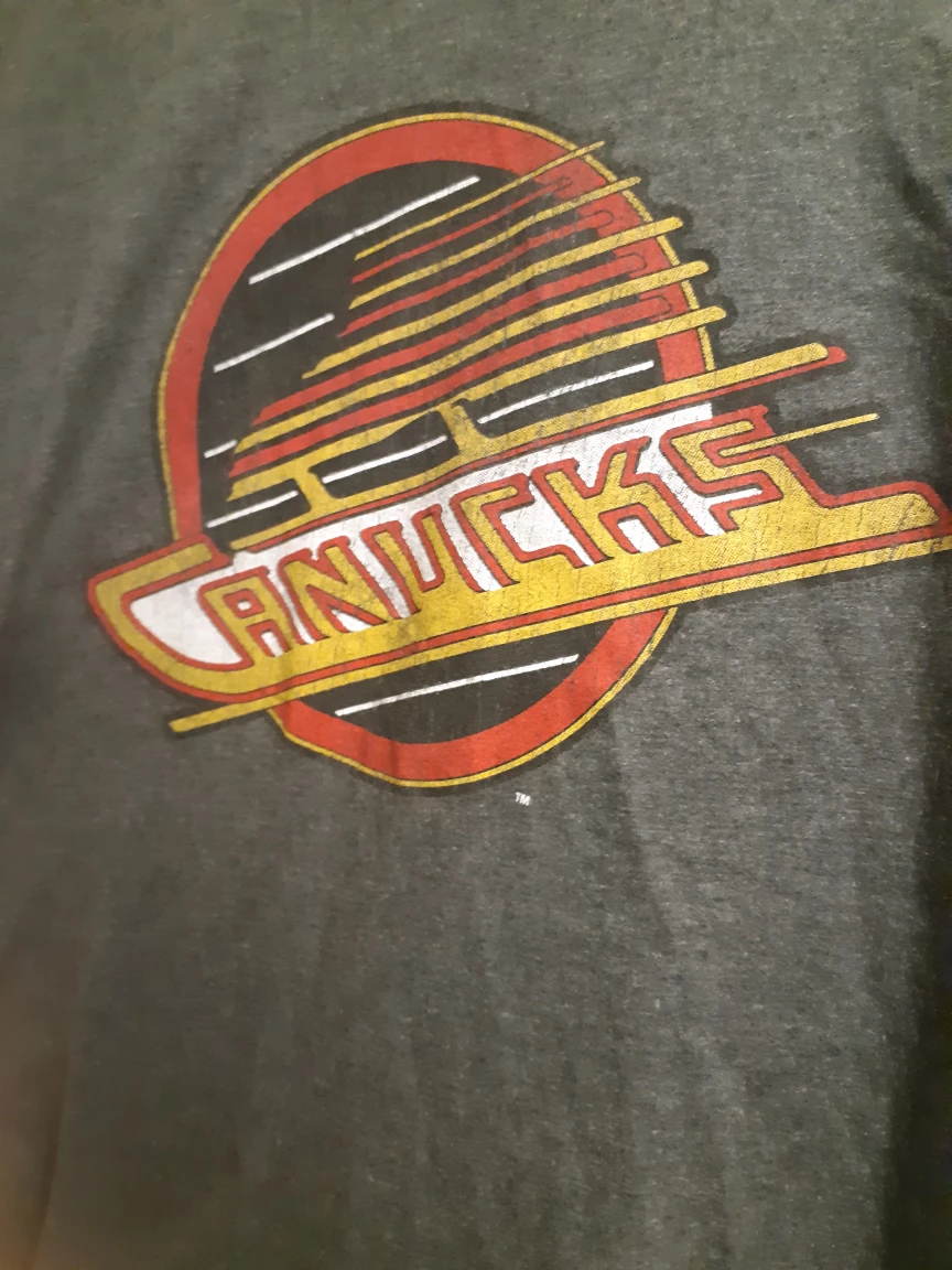 Canucks Hockey Sports Logo T-Shirt! 👕 - photo 2