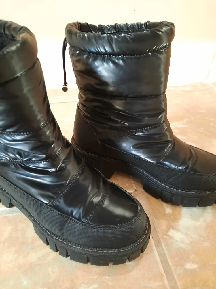 Women's Black Puffer Boots image indicator(4)