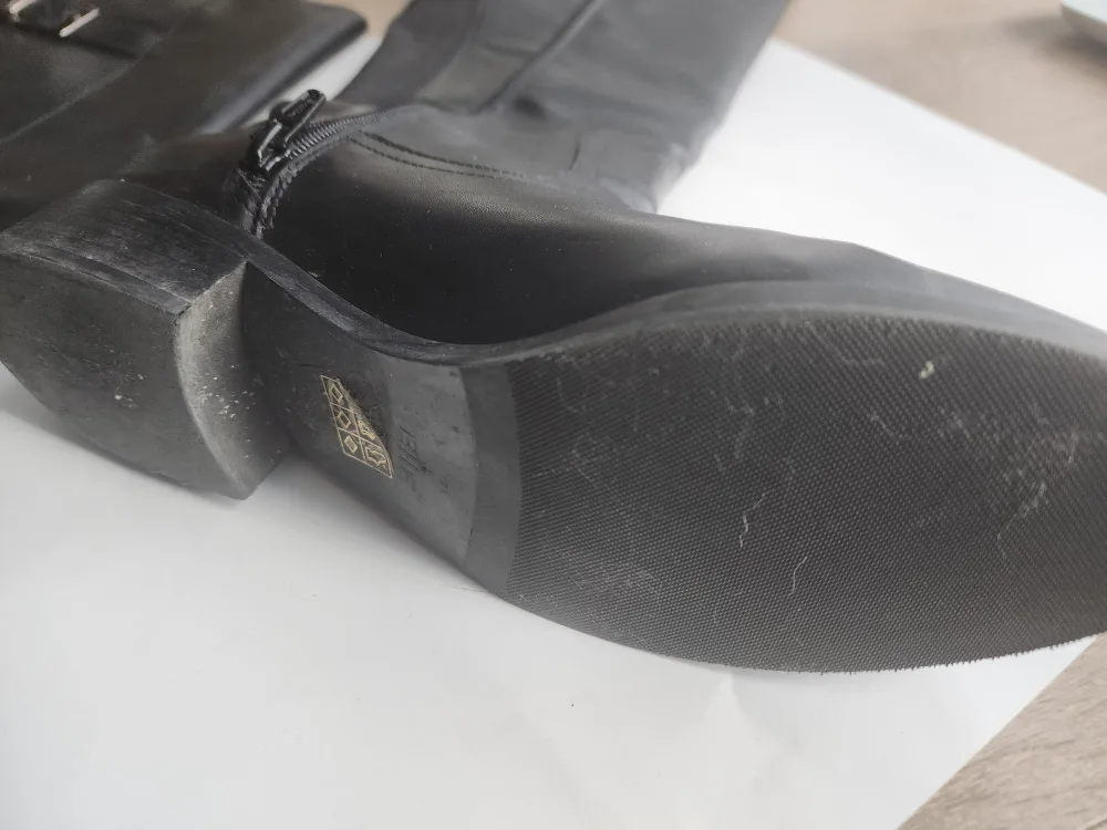 Women's Black Warm Leather Knee-High Boots image indicator(3)