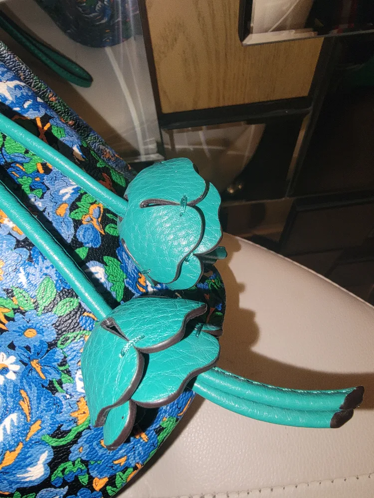 COACH BUCKET PETAL WRISTLET image indicator(7)