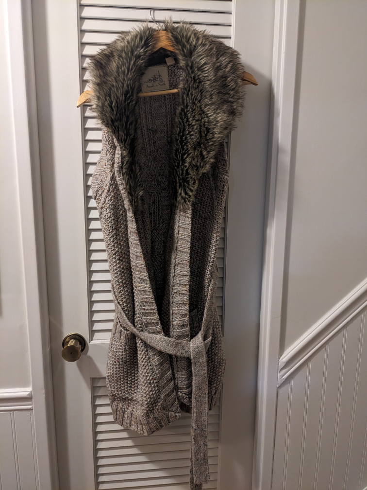 Angel of the North Knit Vest with Faux Fur Collar - photo 4