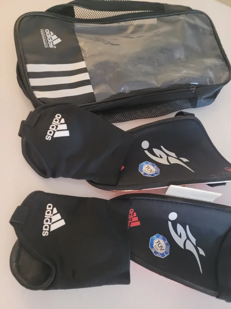 Adidas Predator Shin Guards with Carry Bag image indicator(3)